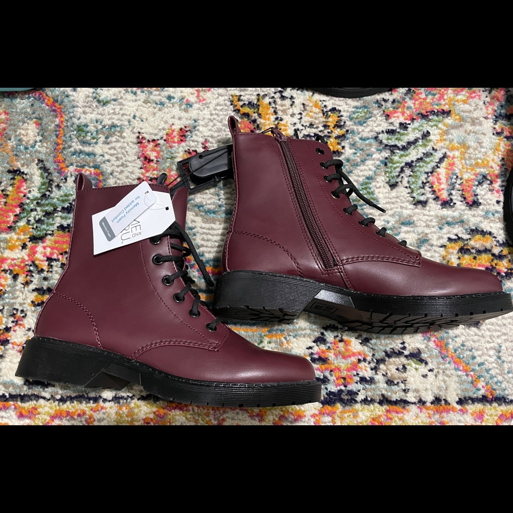 NWT. Women’s Combat Boots